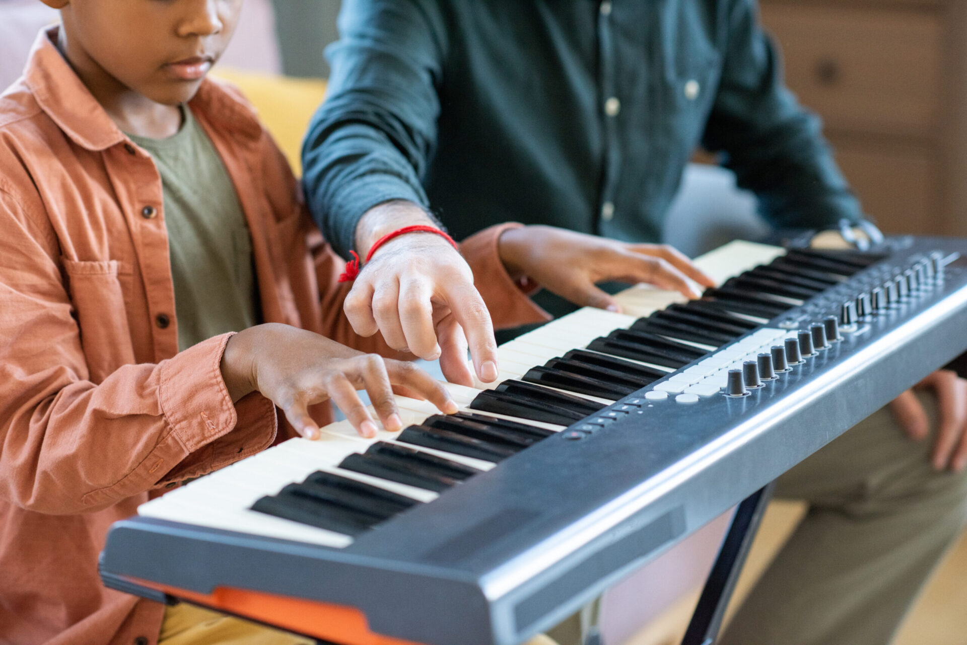 Cinq leçons pour apprendre le piano seul facile débutant